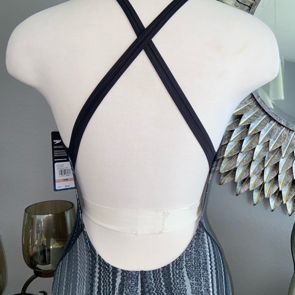 Speedo women’s swimsuit - Picture 9 of 10